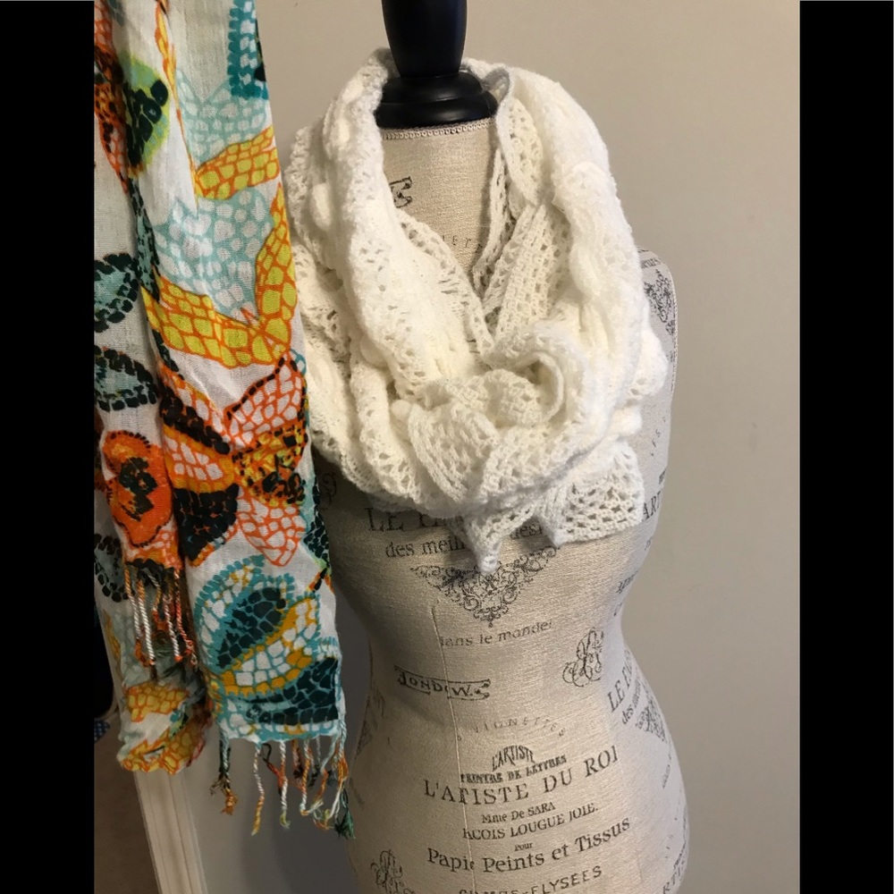 2 scarfs